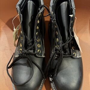 Stylish Black Men's Boots with Gold Eyelets